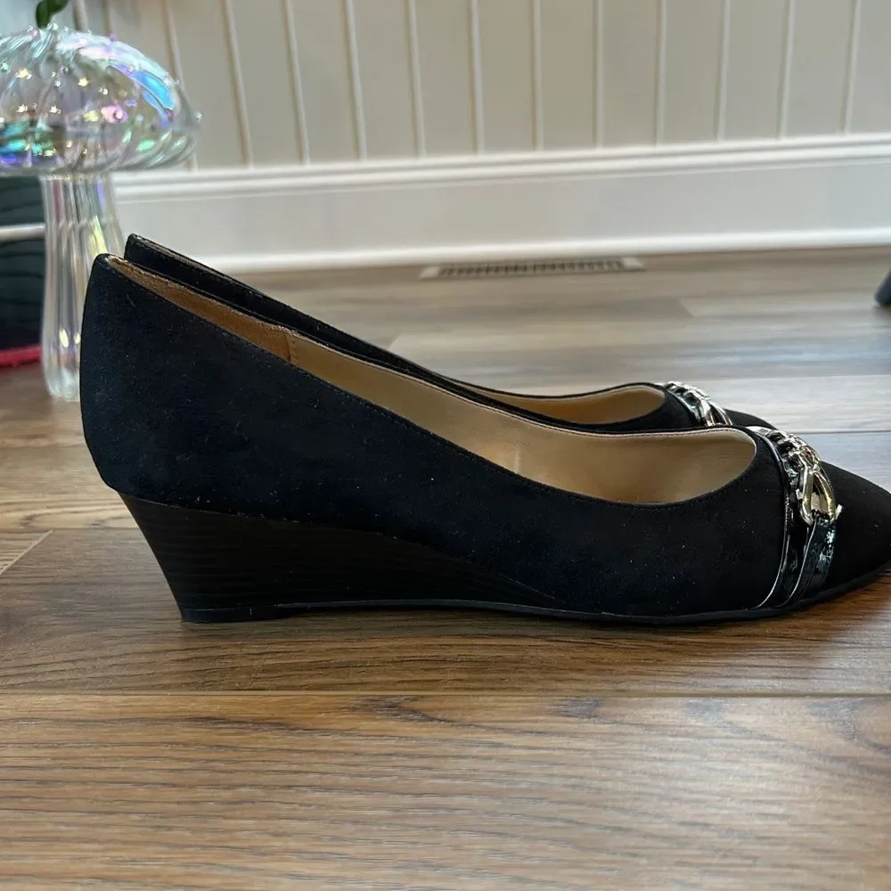 Naturalizer Womens ‘Poppy’ almond toe pump w/ silver chain link NEW size 10 Wide